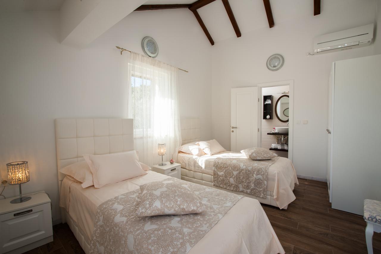 Luxury Villa Kate - In Lucice Bay With Turquoise Sea, Amazing Seaviews, And Heated Pool ミルナ エクステリア 写真